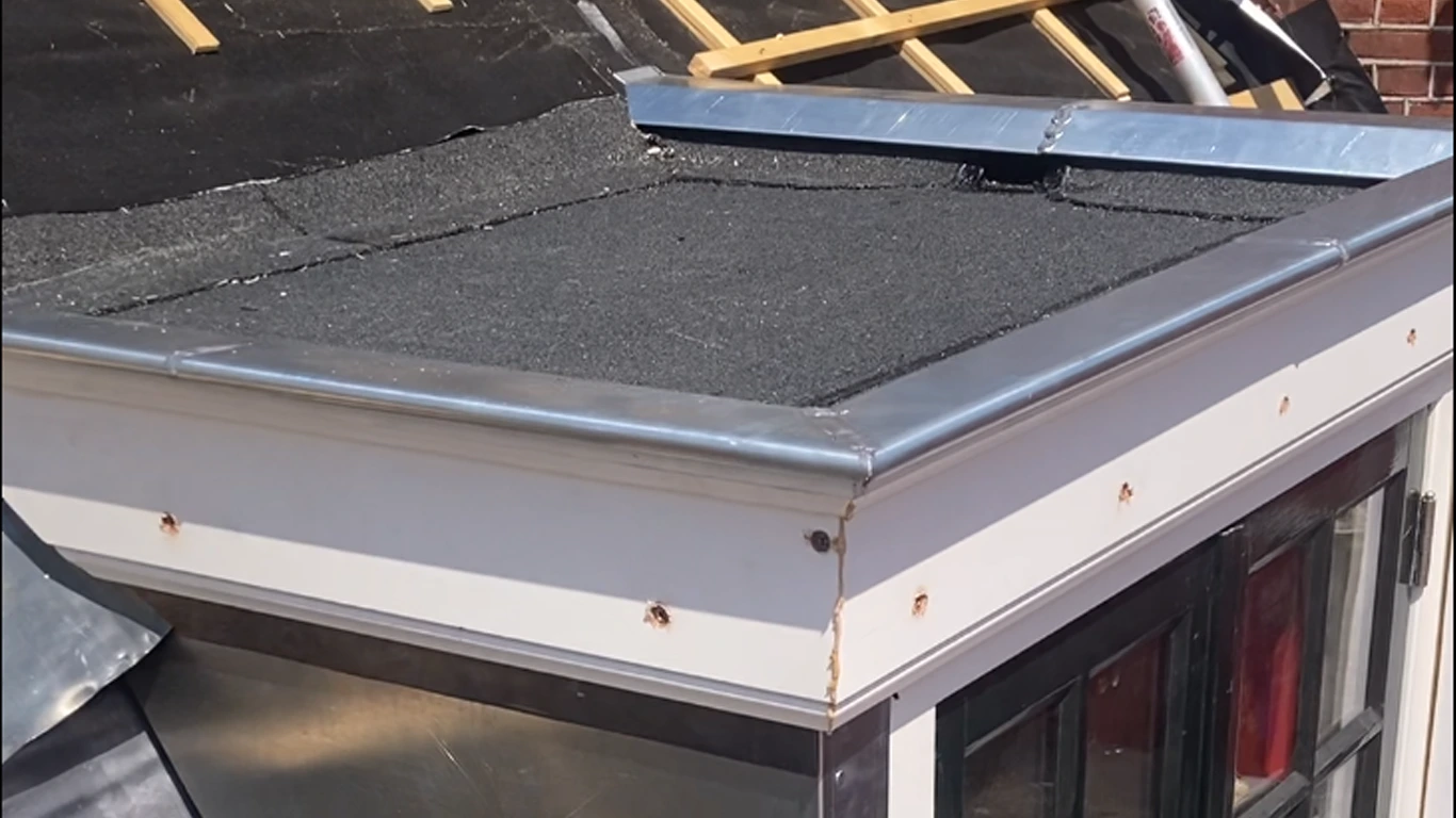 Dakkapel renovatie in Vlaardingen met nieuw bitumendak en maatwerk zinkwerk